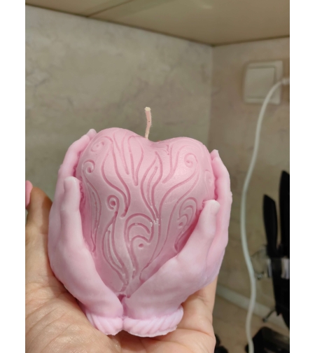 ръце държащи сърце