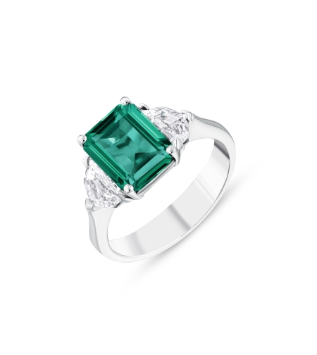 3.55 ct Ring with an emerald and diamonds