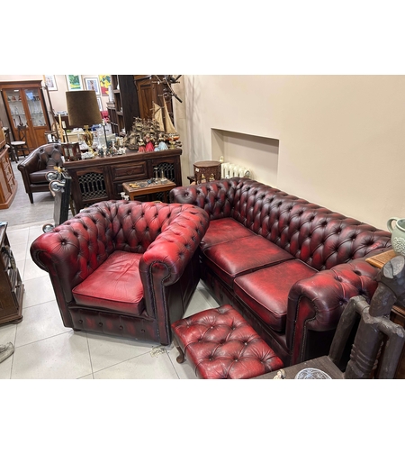 Табуретка, фотьойл и троен диван Chesterfield Oxblood.