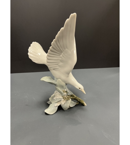 Бял гълъб върху клонка Ядро (Lladro)