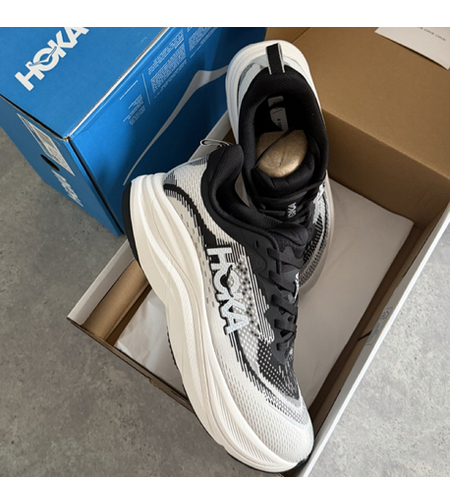 Hoka Skyflow in Black-White