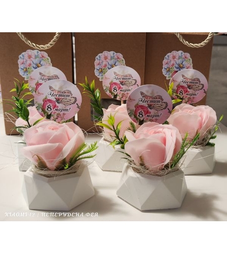 Керамична кашпа с ароматна пластична вечна роза