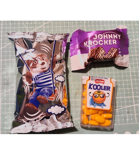 Кексче Барни, бонбонки Тик-так и мини вафличка с мляко на Рошен