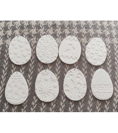 ВЕЛИКДЕНСКО ЯЙЦЕ  СЪС ШНУРЧЕ ЗА ЗАКАЧАНЕ - 1 бр. бяла фигурка