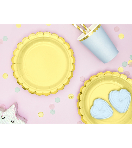 Красиви жълти парти чинийки със златен кант 18см.