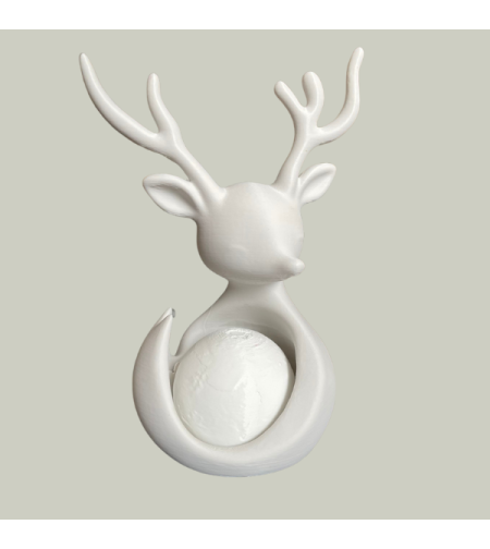 3D-принтирана нощна лампа с форма на сърна, излъчваща мека жълта светлина