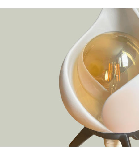 Zenith – стилна настолна лампа с изчистени линии и топла LED светлина