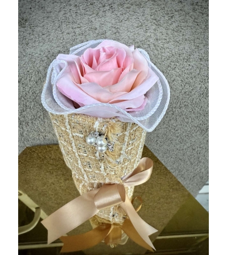 🌹 Елегантна роза с нежна декорация 🌹
