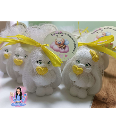 Подаръци за гости - зайче с жълта панделка