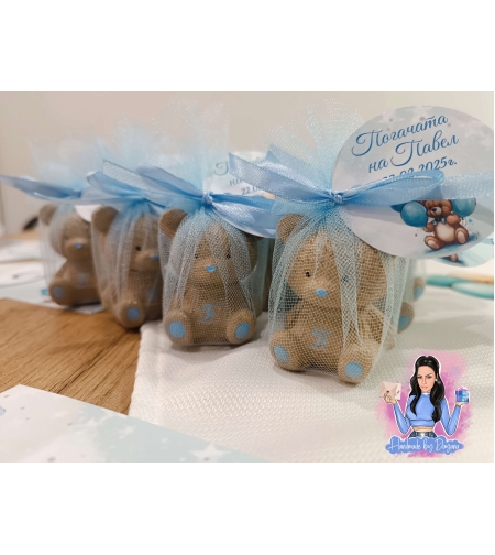 Подаръчета за гости - бежово мече със синя буквичка