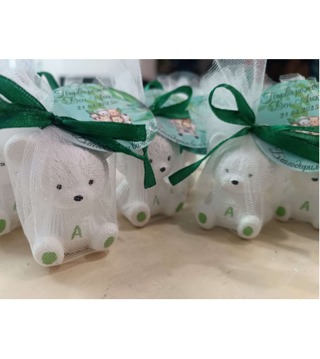 Подаръци за гости - бяло мече със зелена буквичка