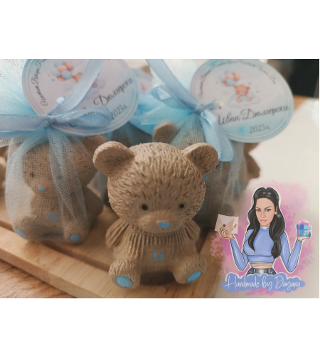 Подаръци за гости - бежово мече със синя буквичка