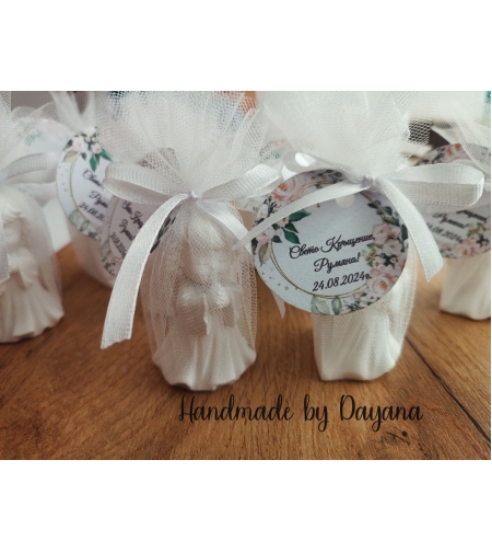 Подаръчета за гости - право ангелче в бял тюл с декорация кръстче