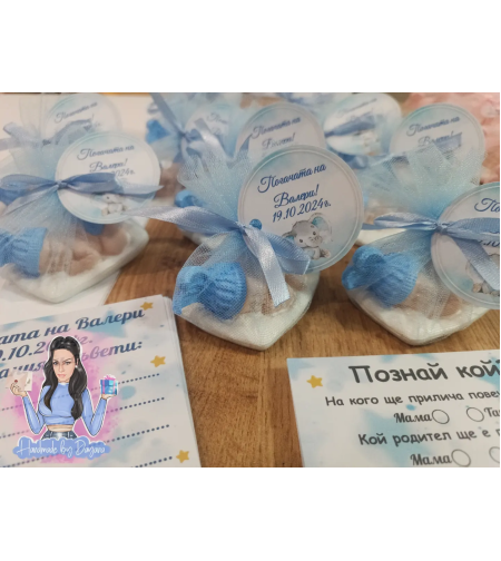 Подаръци за гости - синьо бебе с бяла възглавничка