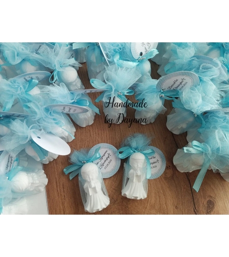 Подаръчета за гости - право ангелче в син тюл с декорация кръстче