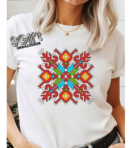 Бяла дамска тениска с голяма цветна шевица Велика Елбетица в шопски стил от GiftParadise.bg