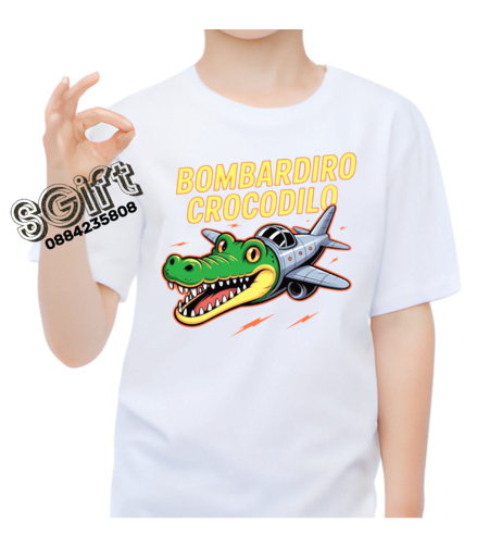 Бяла детска тениска с принт на изтребител с глава на крокодил, светкавици и надпис Bombardiro Crocodilo