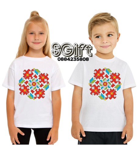 Бяла детска тениска с голяма цветна българска шевица „Цветна градина“ на гърдите от giftparadise.bg.