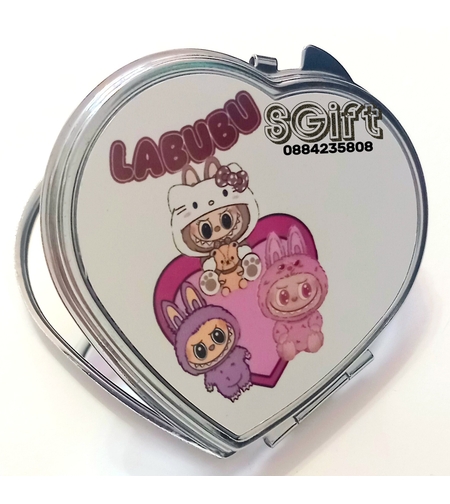 метално джобно огледалце във формата на сърце от серията  „Labubu Hello Kitty Heart“ в giftparadise.bg.