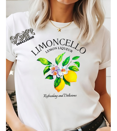 Бяла дамска тениска с цветен принт на лимони и цветове с надпис Limoncello Lemon Liqueur – модел „Limoncello Vibes“.