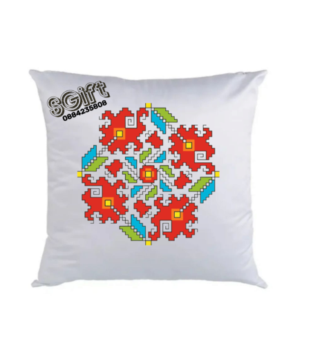 Бяла декоративна възглавница с голяма цветна българска шевица „Цветна градина“ в центъра от giftparadise.bg.
