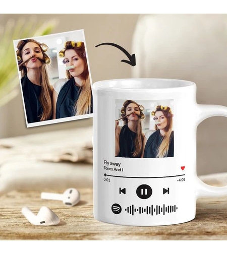 Бяла керамична чаша с персонализиран принт на Spotify плейър, лична снимка на приятелки и музикален код за сканиране