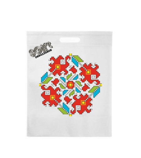 Бяла текстилна чанта с прорязана дръжка и голяма цветна българска шевица „Цветна градина“ от giftparadise.bg.