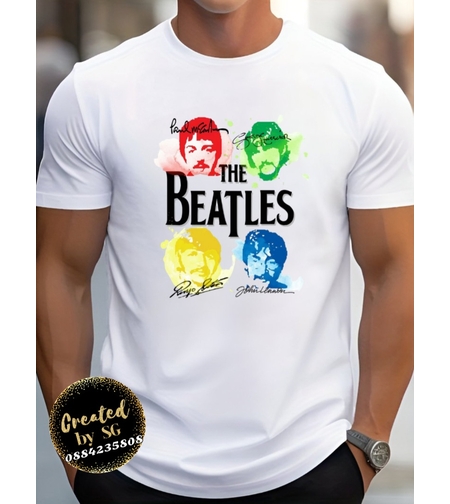 Бяла памучна мъжка тениска с артистичен принт на четиримата членове на The Beatles в червено, зелено, жълто и синьо с техните подписи.