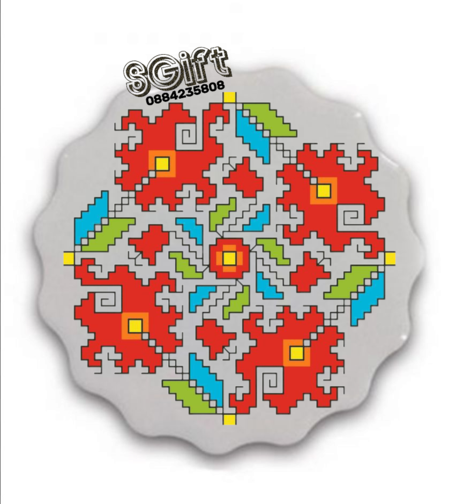 Фигурен сувенирен магнит с бяла основа и цветна българска шевица „Цветна градина“ от giftparadise.bg.