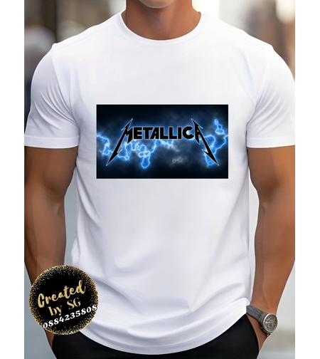Бяла памучна мъжка тениска с централен правоъгълен принт на рок групата Metallica със сини светкавици на черен фон.
