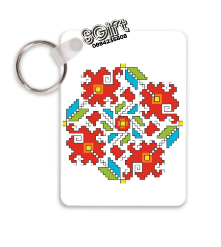 ял правоъгълен ключодържател с метален ринг и голяма цветна българска шевица „Цветна градина“ от giftparadise.bg.