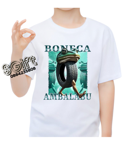 Бяла детска тениска с принт на жаба-балерина с тяло от гума и надпис Boneca Ambalabu