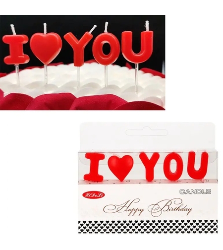 Комплект от пет червени свещички върху клечки, изписващи надписа „I ❤️ YOU“, показани забодени в торта и опаковани в оригинална кутия с надпис „Happy Birthday“.