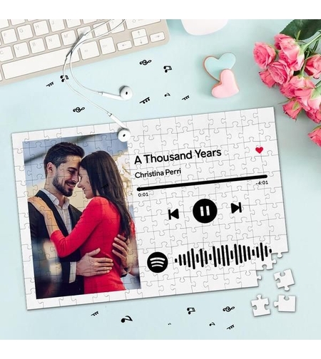 Персонализиран бял пъзел със Spotify дизайн, снимка на влюбена двойка и музикален код за сканиране