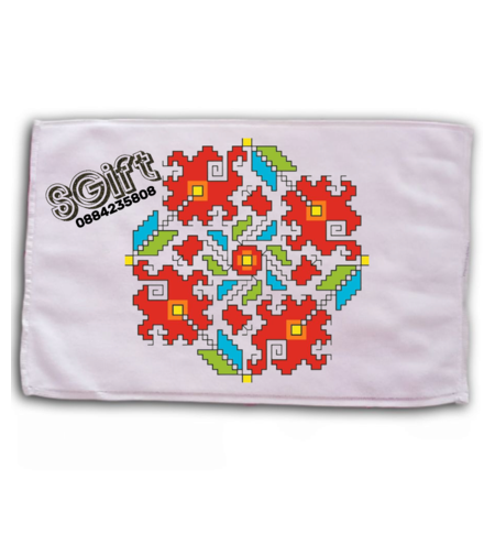 Бяла кърпа 30х50 см с цветна българска шевица тип „Цветна градина“ в червено и зелено от giftparadise.bg.