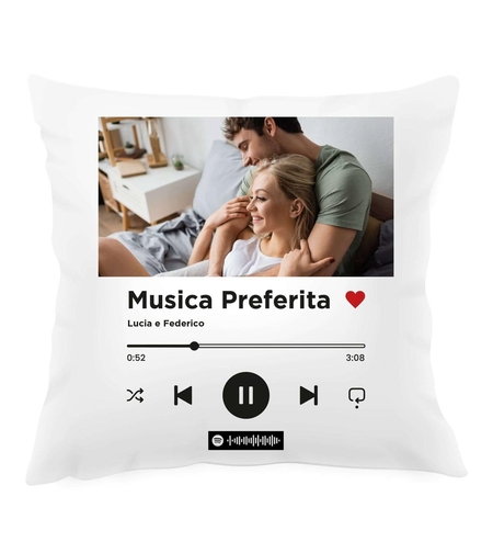 Бяла декоративна възглавница с принт на Spotify плейър, лична снимка на двойка и сканиращ се музикален код