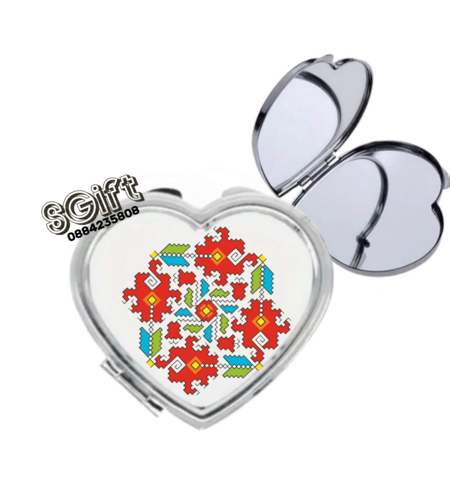 Отворено метално джобно огледалце във формата на сърце с цветна българска шевица „Цветна градина“ от giftparadise.bg.