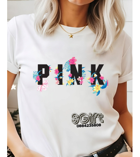 Бяла дамска тениска с черен надпис PINK, декориран с розови и жълти тропически цветя.