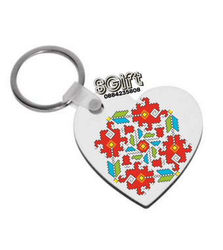 Ключодържател във формата на сърце с бяла основа и детайлна цветна българска шевица „Цветна градина“ от giftparadise.bg.