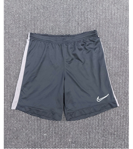 Nike къси панталони L размер