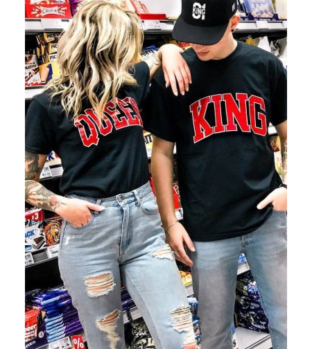 Черна тениска за двойки с надпис „King Queen“ в червен цвят, изглед отпред - Тениски за двойки.