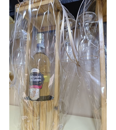 Подаръчен комплект – Кладенец с 2 чаши и Ямболска гроздова ракия 700 ml