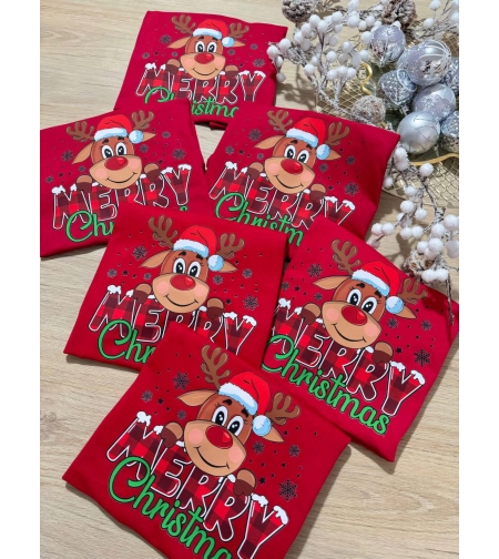 Коледни тениски за цялото семейство – мама, татко и деца в еднакви червени тениски.