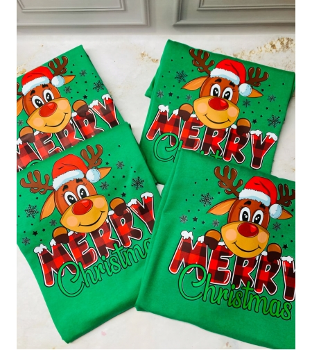 Коледни тениски за цялото семейство – мама, татко и деца в еднакви червени тениски.