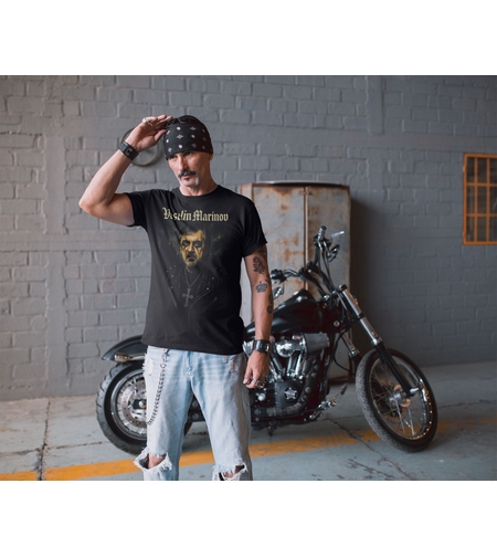 Черна тениска с изображение на Веселин Маринов като рокер, близък план на щампата.
