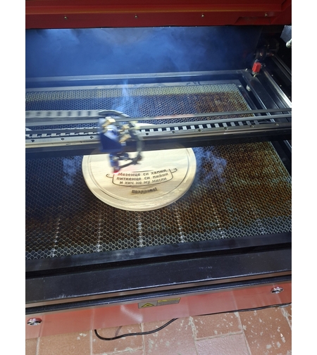 Дъска за мезе с лазерна гравюра „Мезенце си хапни“ – стилен подарък.