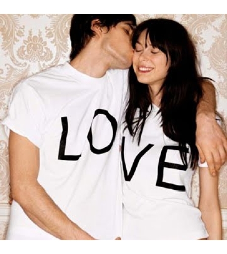 тениска за двойки лове на едната пише LO надругата VE