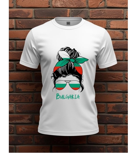 Тениска с щампа „Жена с надпис България“, изглед отпред.