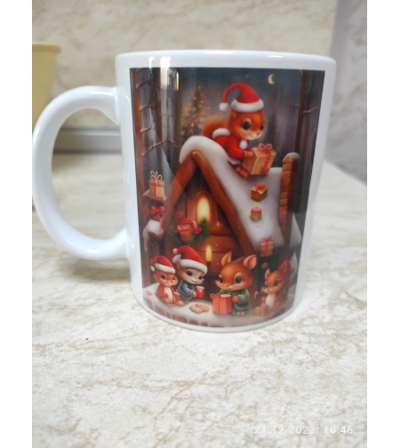 бяла чаша със сърнички на къща