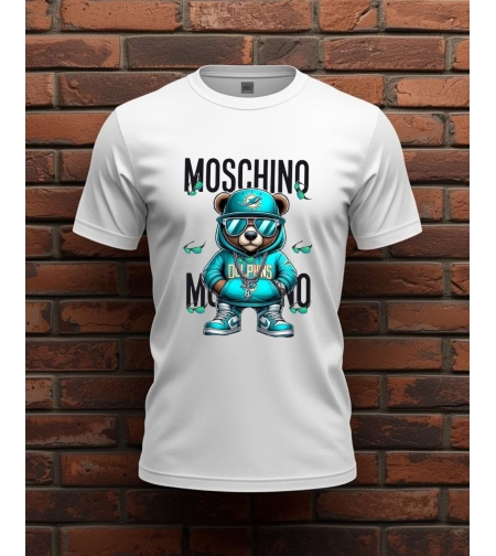 Бяла тениска Moschino с мече и черен надпис „Moschino“, изглед отпред.